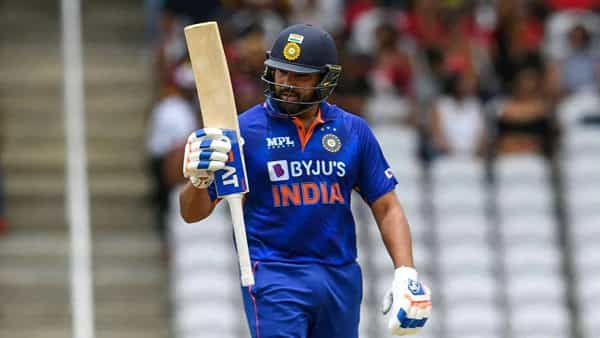 भारतीय क्रिकेट संघाचा ओपनर रोहित शर्मा याने श्रीलंकेविरुद्ध 48 चेंडूत 53 धावांची खेळी केली. या खेळीत त्याने 7 चौकार आणि 2 षटकार ठोकले. यावेळी त्याने पाकिस्तानी क्रिकेटपटू शाहीद आफ्रिदीचा विक्रम मोडीत काढला.