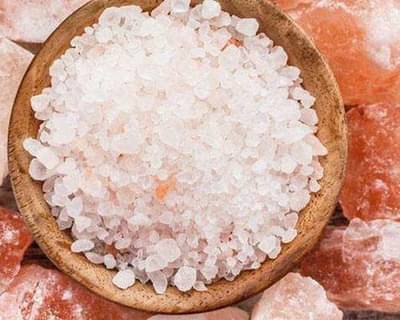 घरातील सकारात्मकता वाढवायची असेल तर मीठाचा अशा पद्धतीने करा वापर