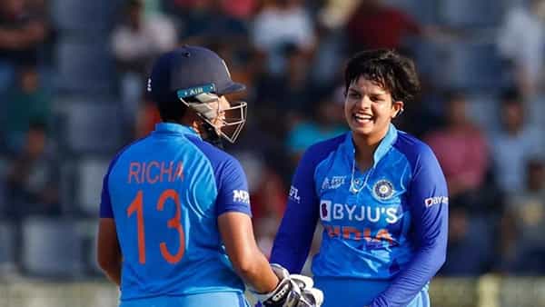 एशियन गेम्स 2023 च्या महिला क्रिकेट स्पर्धेत भारताचा पहिला सामना मलेशियाशी झाला. हा सामना पावसाच्या व्यत्ययामुळे पूर्ण होऊ शकला नाही. असं होऊनही टीम इंडियाने उपांत्य फेरीत धडक मारली आहे.