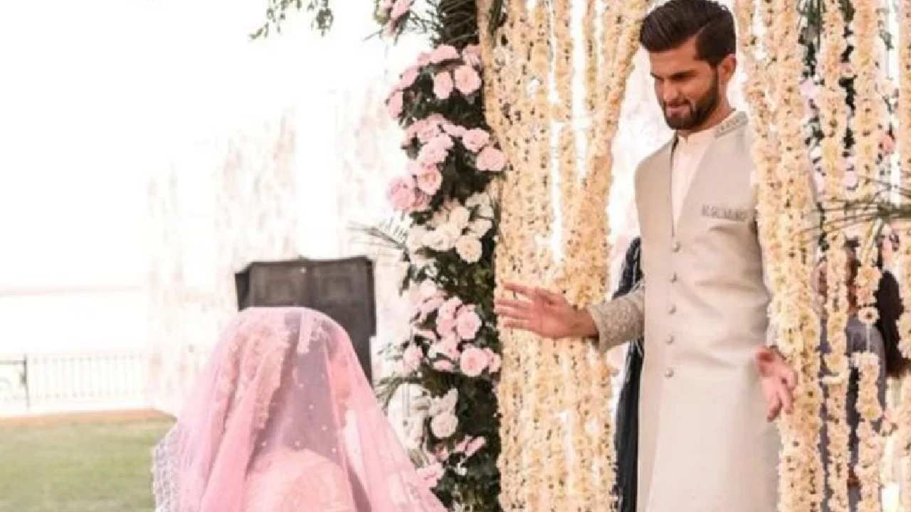 एका इंटरव्ह्यूमध्ये शाहीन सांगितलं होतं की, लाला (शाहीद आफ्रिदी) आणि माझा भाऊ मित्र आहेत. आमच्या घरची मंडळीही एकमेकांना चांगल्या प्रकारे ओळखतात. माझ्या आईने लग्नाचा प्रस्ताव पुढे केला आणि दोन्ही कुटुंबाने होकार दिला.