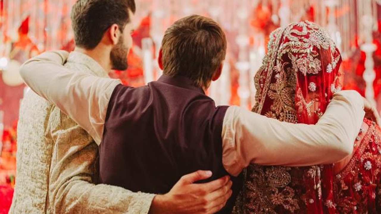 "आमची पहिली भेट कधी झाली हे आठवत नाही. लग्न करण्याच्या हेतूने आम्ही कधीच भेटलो नाही. आम्ही फक्त एकमेकांच्या घरी जात होतो आणि बघत होतो. नंतर थेट आम्ही लग्नात भेटलो.", असं शाहीन आफ्रिदी म्हणाला.