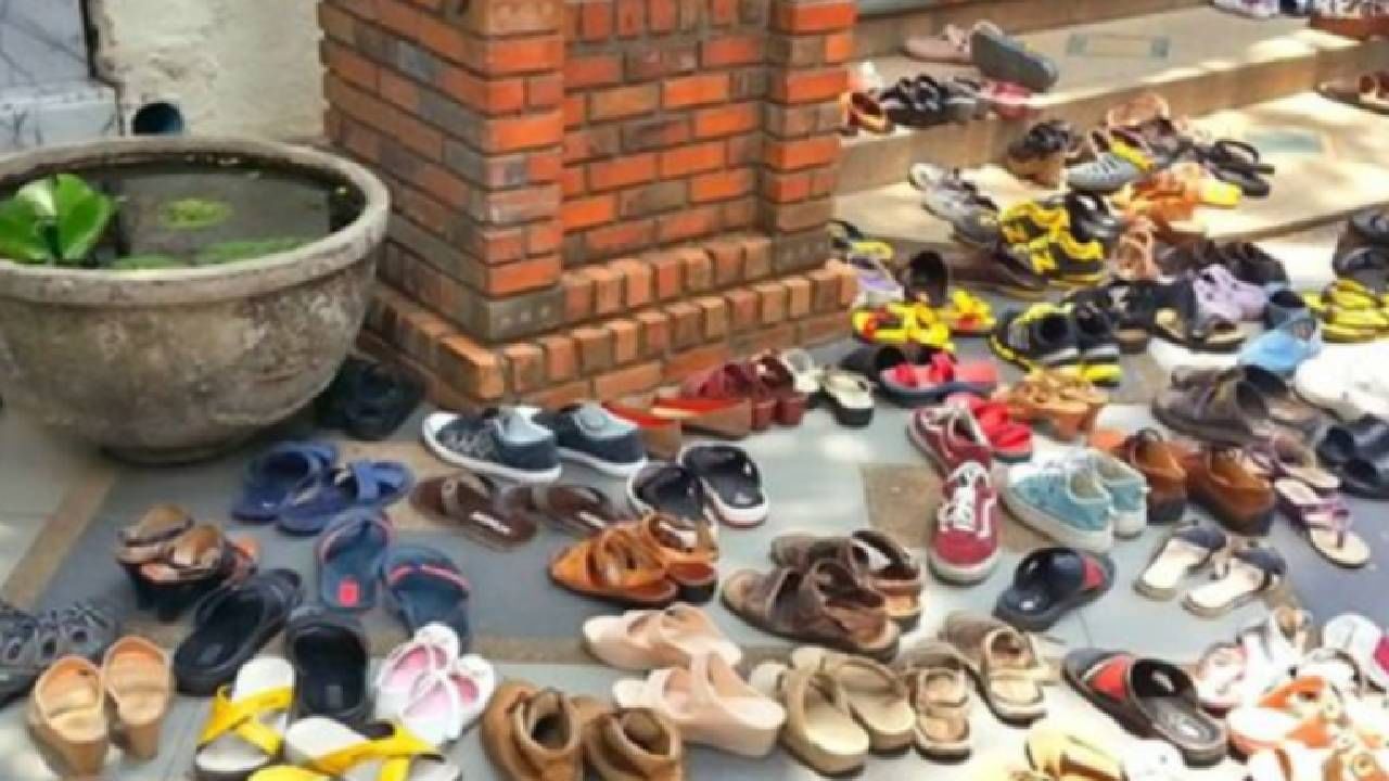 Shoe Theft : ऐकावे ते नवलच, 7 वर्षांपूर्वी झाली चोरी, पोलीस म्हणतात आता घेऊन जा चप्पल-बूट Shoe Theft : ऐकावे ते नवलच, 7 वर्षांपूर्वी झाली चोरी, पोलीस म्हणतात आता घेऊन जा चप्पल-बूट