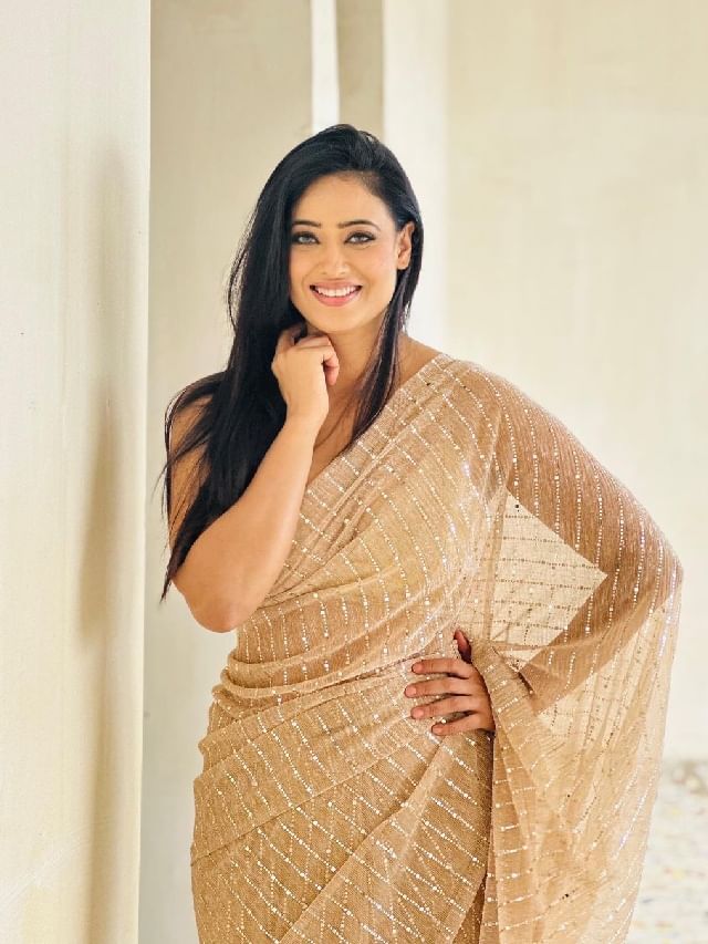 Shweta Tiwari : मोकळे केस, श्वेता तिवारीच्या साडीमधील फोटोंवर चाहते फिदा Shweta Tiwari : मोकळे केस, श्वेता तिवारीच्या साडीमधील फोटोंवर चाहते फिदा