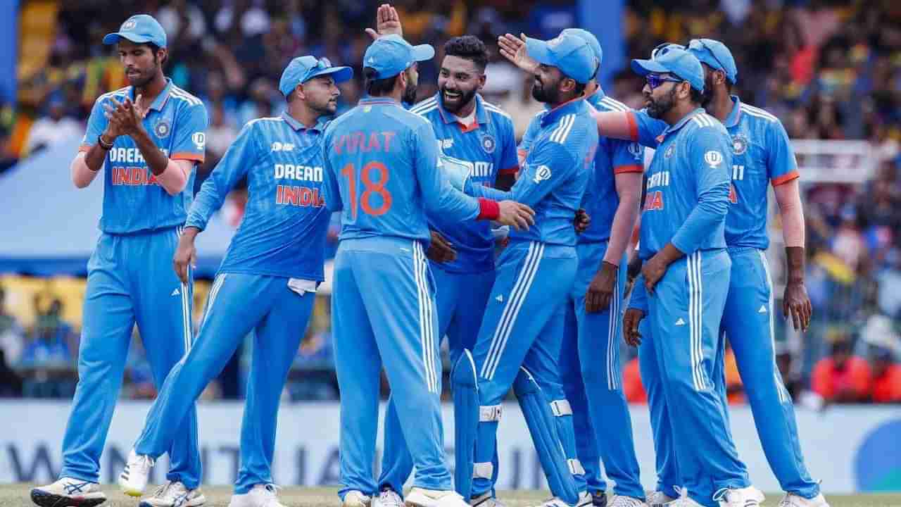 IND vs SL : मोहम्मद सिराज याने विकेट घेता घेता केलं असं काही, विराट कोहली याला आलं हसू Watch Video