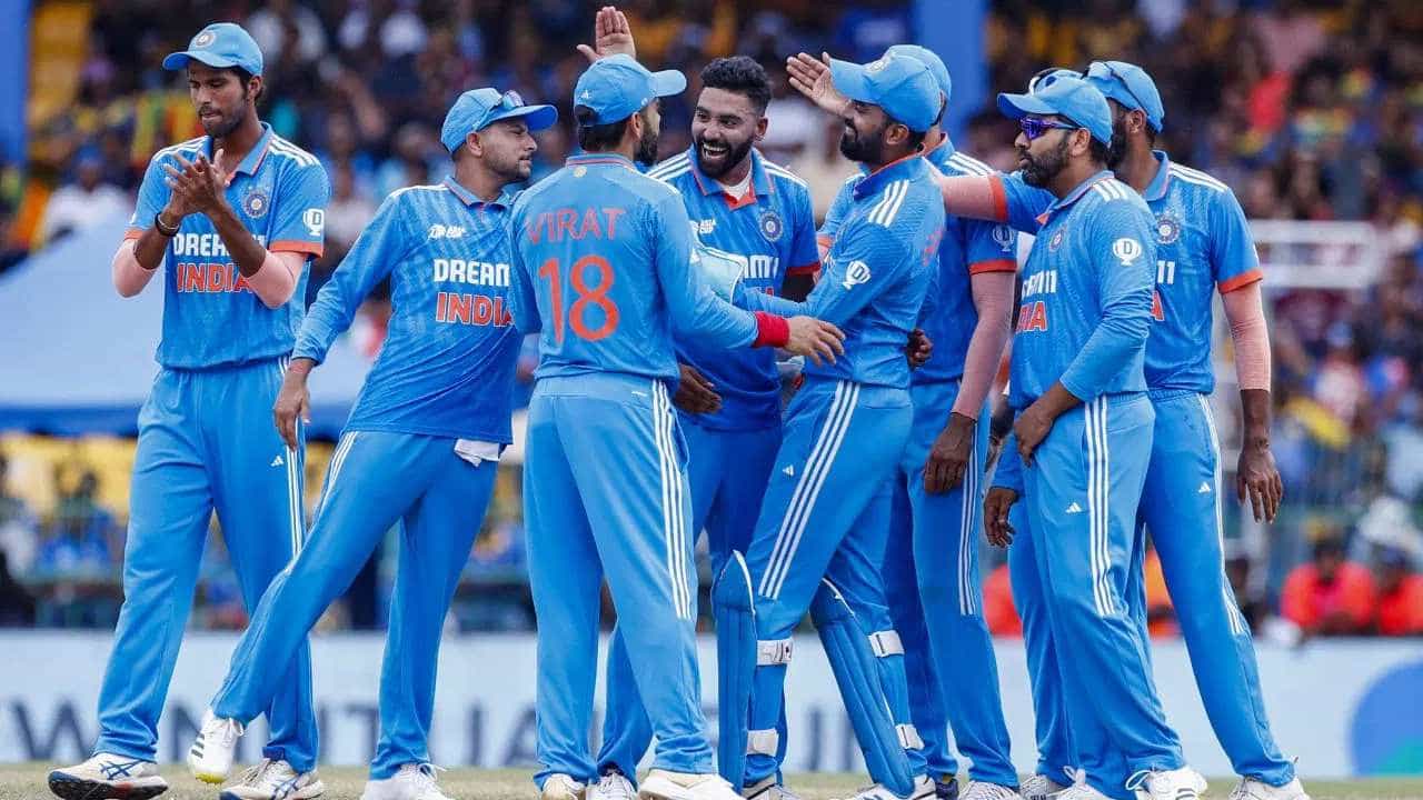 IND vs SL : मोहम्मद सिराज याने विकेट घेता घेता केलं असं काही, विराट कोहली याला आलं हसू Watch Video