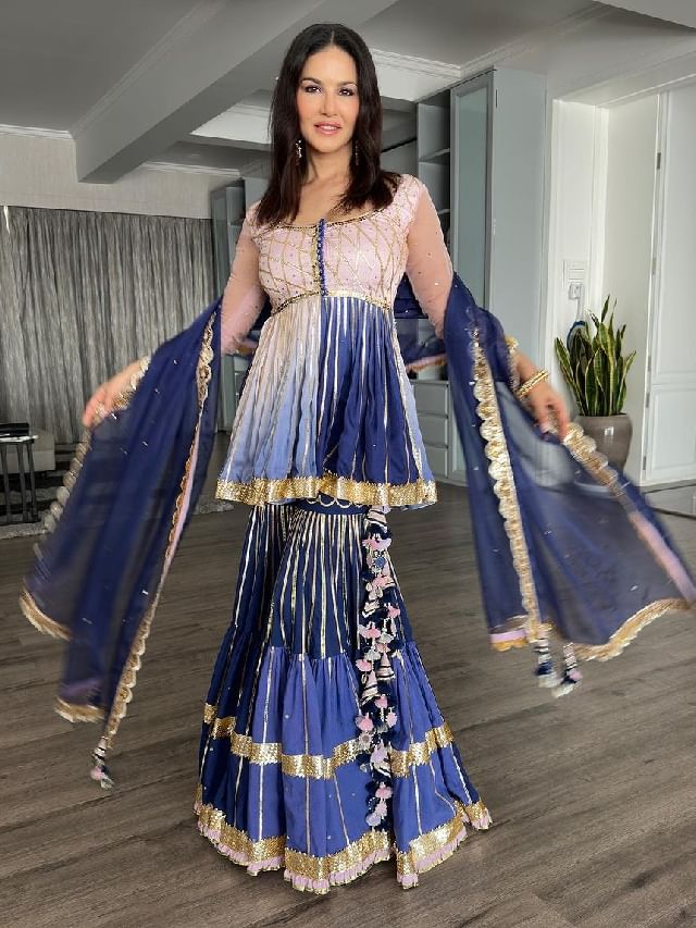 सनी लियोनचा सिंपल लूक, स्माईल आणि ड्रेसने वाढवली सुंदरता सनी लियोनचा सिंपल लूक, स्माईल आणि ड्रेसने वाढवली सुंदरता