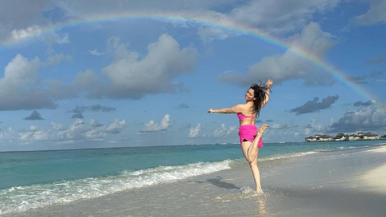 पिंक ऑन पिंक स्विमसूट लूक तर तमन्नावर खूपच शोभून दिसत आहे. खुल्या केसांमुळे सौंदर्यात भर पडली आहे.