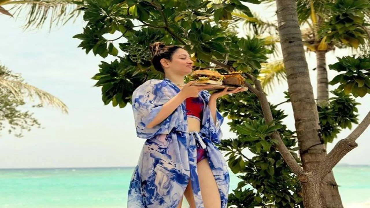 डीप ऑरेंज आणि पर्पल टू पीस स्विमसूट, तमन्नाचा हा लूक सर्वात ग्लॅमरस आहे. त्यासोबत तिने बन हेअरस्टाइन कॅरी केली आहे.