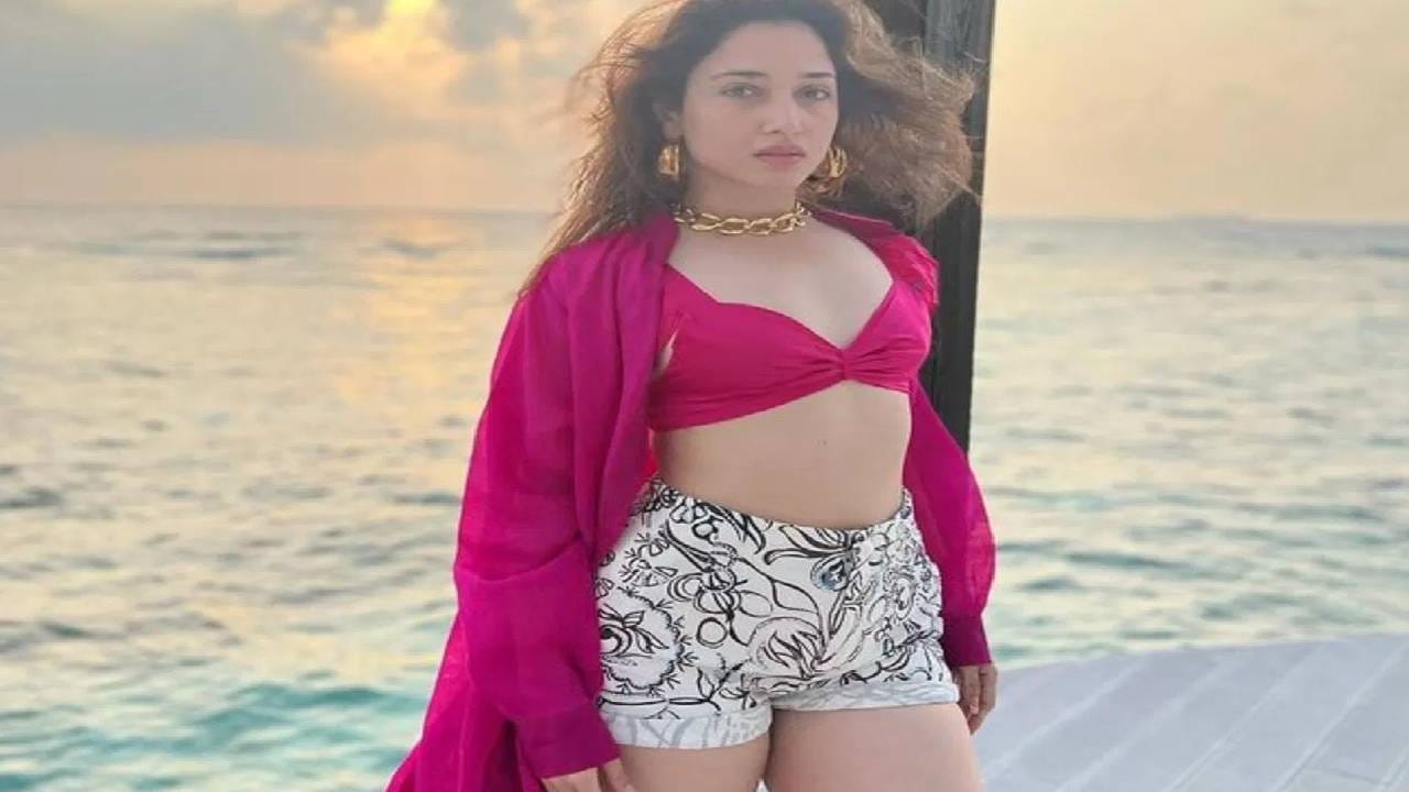 डार्क पिंक ब्रालेट सह ब्लॅक अँड व्हाईट शॉर्ट्समध्ये ही तमन्ना तितकीच सुंदर दिसत आहे.