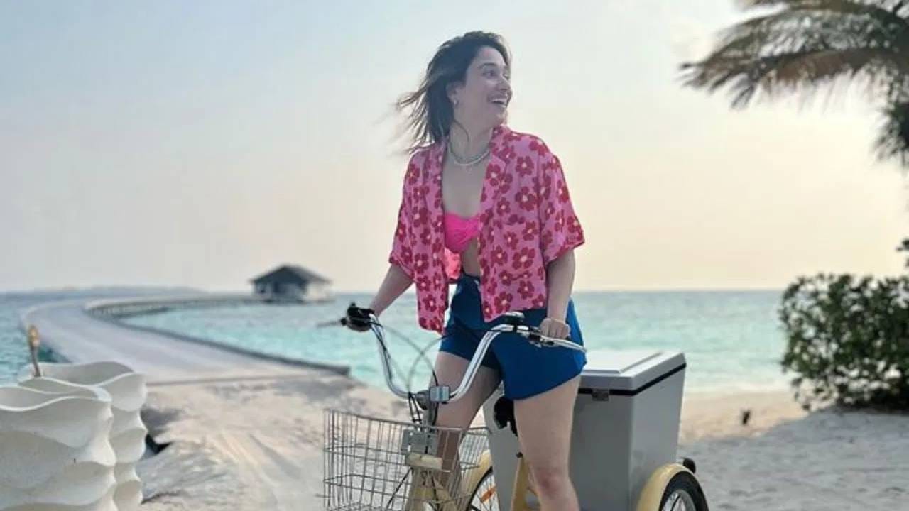 तमन्ना भाटिया या लूकमध्ये एखाद्या परीसारखी सुंदर दिसत आहे. तमन्नाने गुलाबी ब्रॅलेट आणि नेव्ही ब्लू शॉर्ट्स परिधान केले आहे. तसेच गुलाबी फ्लोरल जॅकेटमुळे लुक पूर्ण होत आहे.