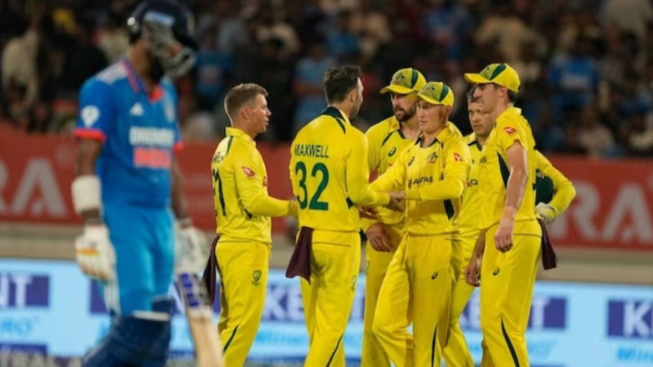 भारताला ऑस्ट्रेलियाने प्रथम फलंदाजी करताना 352 धावा केल्या होत्या. या लक्ष्याचा पाठलाग करण्यासाठी भारतीय संघ उतरल्यावर संघाची कडक सुरुवात झालेली. मात्र ग्लेन मॅक्सवेल याने सर्वाधिक चार आणि त्याही महत्त्वाच्या विकेट्स घेत सामना ऑस्ट्रेलियाच्या बाजूने झुकवला.