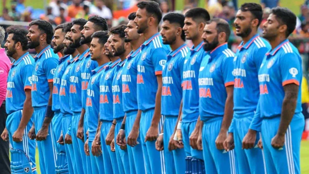 वनडे वर्ल्डकप 2023 स्पर्धेसाठी टीम इंडियाची घोषणा करण्यात आली आहे. रोहीत शर्मा याच्या नेतृत्वात शुबमन गिल, विराट कोहली, श्रेयस अय्यर, इशान किशन, केएल राहुल, हार्दिक पांड्या (उपकर्णधार), सूर्यकुमार यादव, रवींद्र जडेजा, अक्षर पटेल, शार्दुल ठाकुर, जसप्रीत बुमराह, मोहम्मद शमी, मोहम्मद सिराज, कुलदीप यादव यांची निवड करण्यात आली आहे.