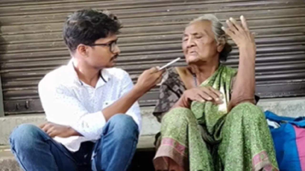 VIDEO | भीक मागणारी महिला फ्ल्यूएंट इंग्रजी बोलते, विश्वास बसत नसेल तर व्हिडीओ पाहा