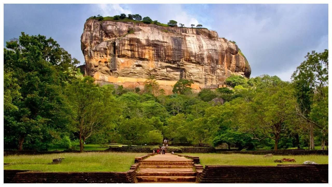 श्रीलंका फिरण्यासाठी चांगलं ठिकाण आहे. हा देश चारही बाजूने समुद्राने वेढलेला आहे. या ठिकाणी तुम्ही ट्रेकिंगचा आनंद लुटू शकता. नाइन आर्च ब्रिज, मिनटेल, गल विहार आणि रावण वॉटरफॉल फिरण्यासाठी उत्तम ठिकाणं आहेत. भारताच्या एका रुपयाची किंमत 3.89 श्रीलंकन रुपया इतका आहे. 