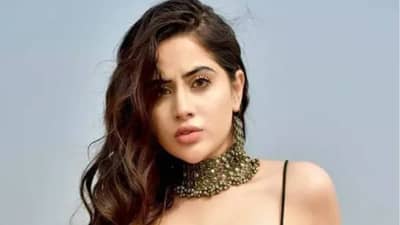 Video : उर्फी जावेद चक्क या ड्रेसमध्ये पोहचली लालबागच्या राजाच्या दर्शनाला, लोक हैराण, तो व्हिडीओ व्हायरल