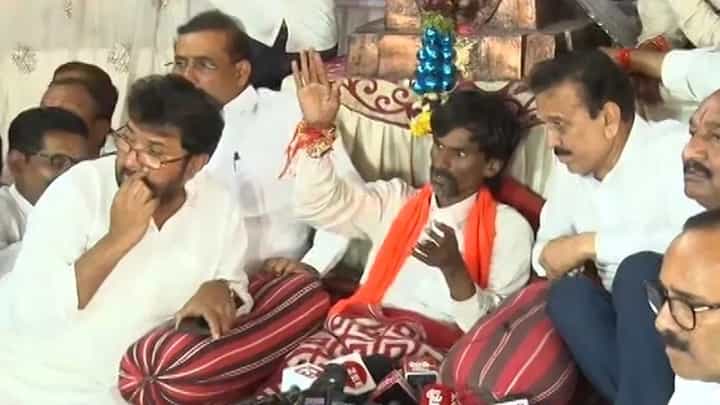 गिरीश महाजन यांचे भाषण, आंदोलकांचा गोंधळ, मनोज जरांगे म्हणाले, तुमच्यासाठी मरायला बसलोय... गिरीश महाजन यांचे भाषण, आंदोलकांचा गोंधळ, मनोज जरांगे म्हणाले, तुमच्यासाठी मरायला बसलोय...