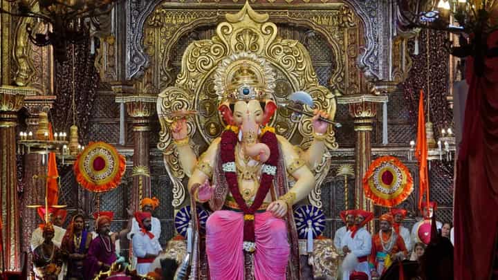 लालबागच्या राजावर 260 सीसीटीव्ही कॅमेऱ्यांची नजर, भाविकांची रांग, सकाळी सहा वाजता दर्शनाला सुरवात लालबागच्या राजावर 260 सीसीटीव्ही कॅमेऱ्यांची नजर, भाविकांची रांग, सकाळी सहा वाजता दर्शनाला सुरवात
