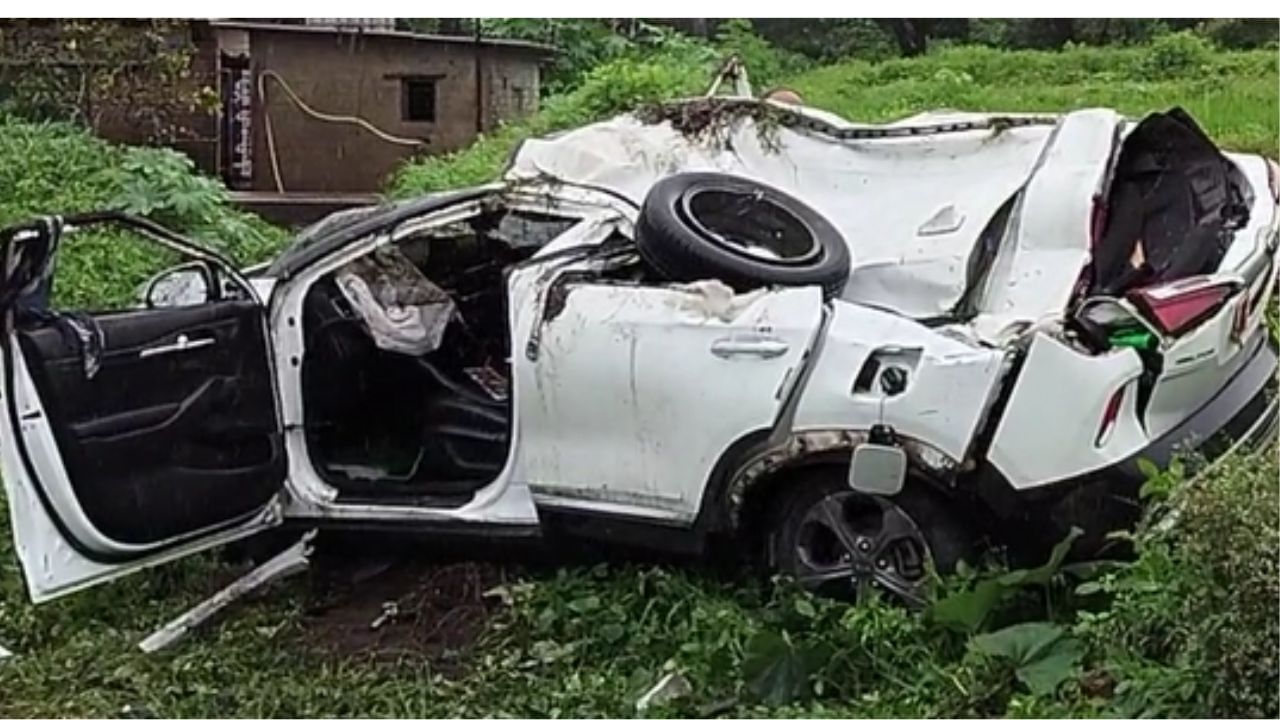 Nashik Accident | नाशिकमध्ये चित्त थरारक अपघात, कार पलटी खाऊन दुसऱ्या लेनच्या कारवर आदळली, हाहा:कार