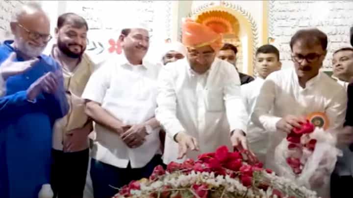 Radhakrishna Vikhe Patil मुख्यमंत्रीपदाच्या स्पर्धेत, थेट दर्ग्यात कुणी केली प्रार्थना? Radhakrishna Vikhe Patil मुख्यमंत्रीपदाच्या स्पर्धेत, थेट दर्ग्यात कुणी केली प्रार्थना?