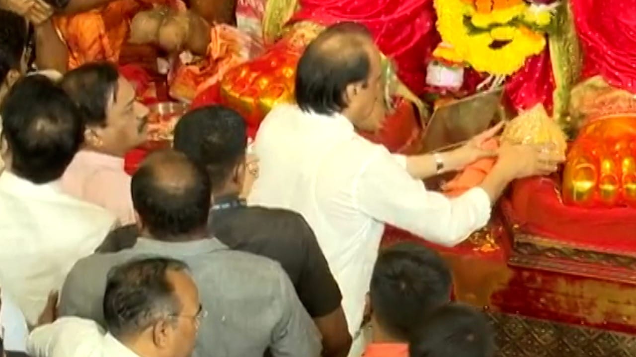 राष्ट्रवादी काँग्रेसचे नेते आणि राज्याचे उपमुख्यमंत्री अजित पवार यांनी आज सकाळी मुंबईतील प्रसिद्ध गणपती 'लालबागच्या राजा'च दर्शन घेतलं.