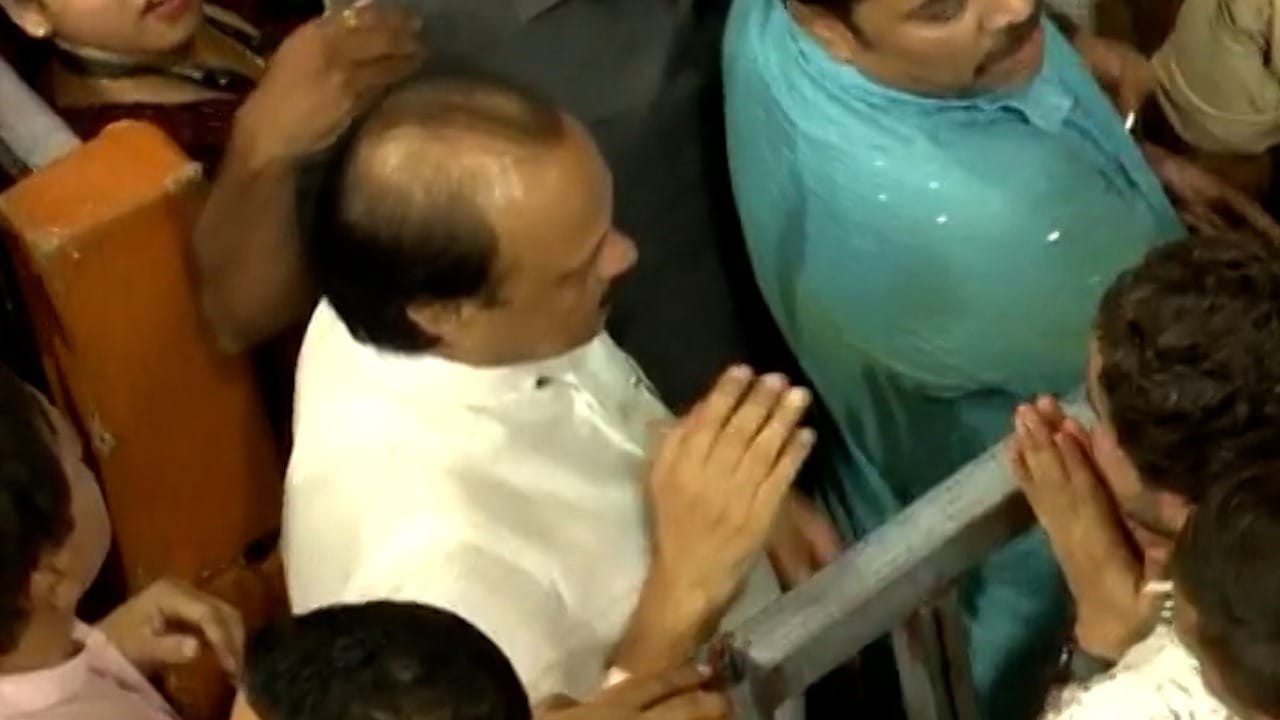 अजित पवार यांनी राजाला पुष्पहार अर्पण केला. दोन महिन्यांपूर्वी राष्ट्रवादी काँग्रेसमध्ये बंड झालं. शरद पवार यांची साथ सोडून अजित पवार सरकारमध्ये सहभागी झाले.