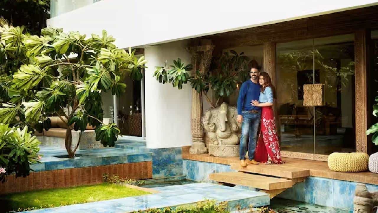 अक्षय कुमार याने एक अत्यंत मोठा काळ हा बाॅलिवूडमध्ये गाजवला आहे. अक्षय कुमार हा कोट्यावधी संपत्तीचा मालक आहे. अक्षय कुमार याचे फक्त मुंबईमध्येच नाही तर विदेशात देखील आलिशान बंगले आहेत.
