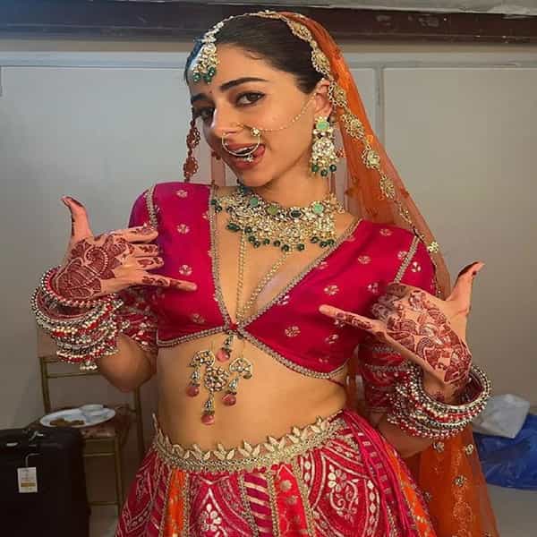 अभिनेत्री अनन्या पांडे (Ananya Pandey) हिने नवीन फोटोशूट केलं आहे. अभिनेत्रीने फोटो सोशल मीडियावर पोस्ट केले आहेत. अनन्या पांडे हिने नवरीच्या रुपात फोटो पोस्ट केल्यामुळे चर्चा रंगल्या आहेत.