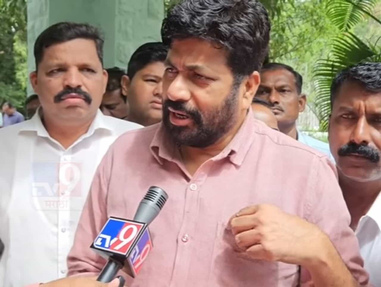 Bachchu Kadu यांनी रवी राणा यांना दिला इशारा; म्हणाले, '...तर मी त्यांना सांगितलं असतं' Bachchu Kadu यांनी रवी राणा यांना दिला इशारा; म्हणाले, '...तर मी त्यांना सांगितलं असतं'