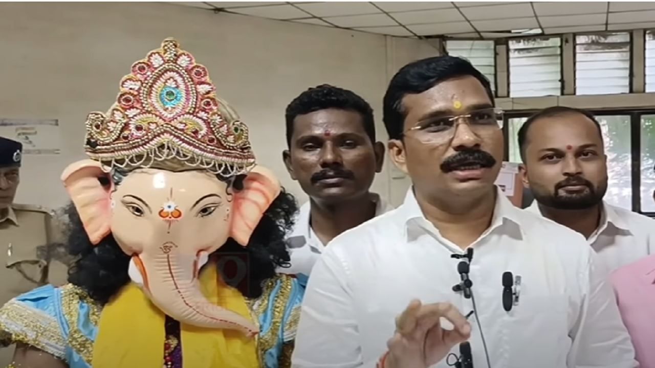 Ganesh Chaturthi 2023 | खड्डयांसाठी गणपती बाप्पा कुठं उतरले रस्त्यावर ? चक्क बाप्पानेच पालिका आयुक्तांना दिलं निवेदन