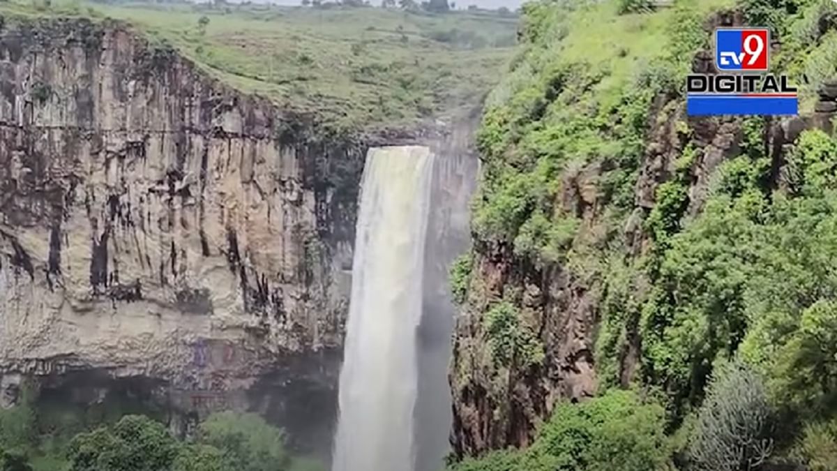 सौताडा येथील रामेश्वर धबधबा प्रवाहित अन् पर्यटकांना पर्वणी, बघा धबधब्याची विहंगम दृश्य