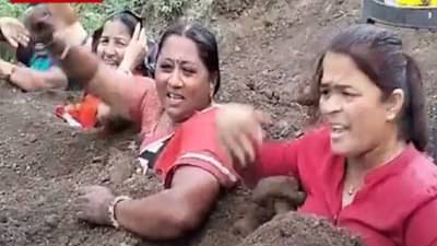 Maratha Reservation | भर पावसात महिलांनी स्वतःला जमिनीत गाडून केलं आंदोलन अन्…