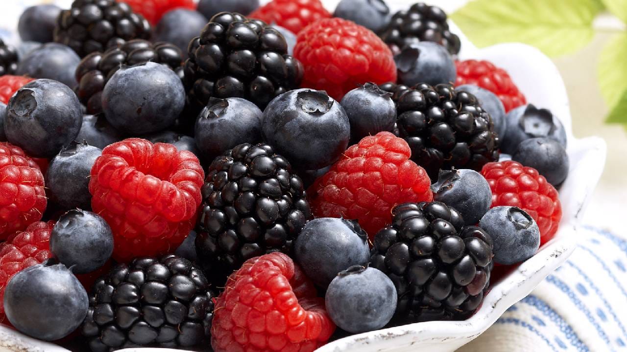 बेरी: स्ट्रेस दूर करण्यासाठी बेरी खाणे हा सुद्धा उत्तम पर्याय आहे. बेरीमध्ये अँटीऑक्सिडंट्स जास्त असतात. ब्लूबेरी, स्ट्रॉबेरी किंवा रास्पबेरी हे असं सतत खात राहिलं की तणाव दूर होतो, तणावाची पातळी कमी होते. बेरी स्मूदी बनवून पण तुम्ही पिऊ शकता. 