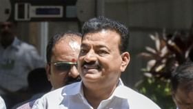 'एक मंत्री दुसऱ्या मंत्र्याला डावा हात कुठे वापरतात ते दाखवतो' 'एक मंत्री दुसऱ्या मंत्र्याला डावा हात कुठे वापरतात ते दाखवतो'