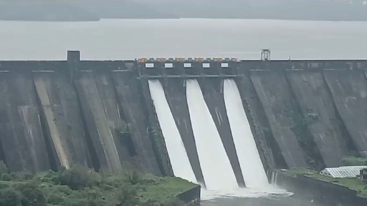 मुबंईसह उपनगरांना पाणी पुरवठा करणाऱ्या भातसा धरण क्षेत्रात दोन दिवस सतत पाऊस पडत असल्याने धरणाची पाणी पातळी १४१ मि.वाढली आहे.