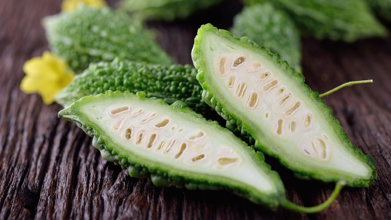 कारलं आरोग्यासाठी चांगलं असतं पण टाईप १ मधुमेह ज्यांना आहे त्यांनी कारले खाऊ नये. का? कारण कारले रक्तातील साखर कमी करते, टाईप १ मधुमेह असणाऱ्यांसाठी हे धोकादायक आहे. अचानक साखर कमी झाली तर अशक्तपणा येऊ शकतो त्याने चक्कर येऊ शकते. त्यामुळे हा आजार असलेल्यांनी कारल्याचे अतिसेवन करू नये.