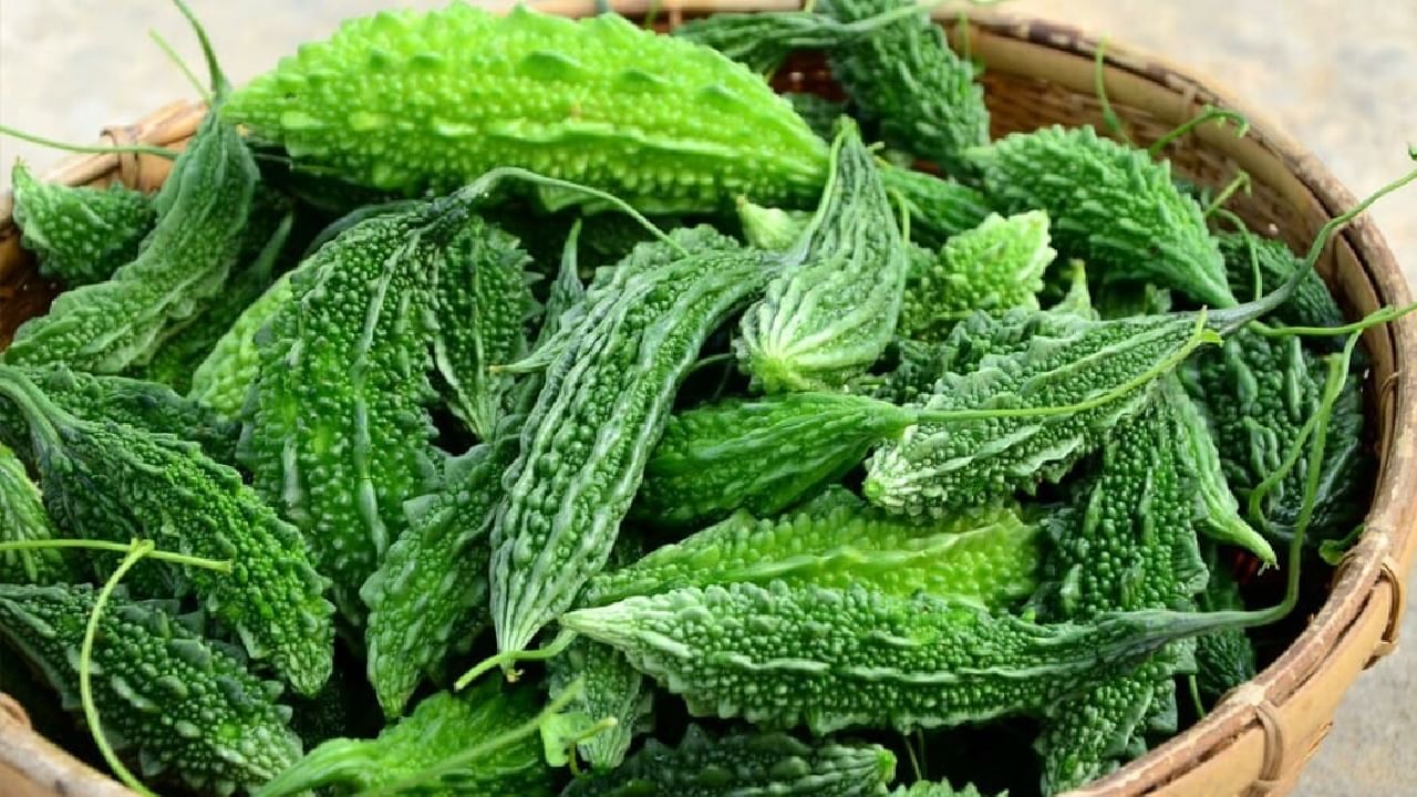 कारल्यामध्ये भरपूर प्रमाणात ऑक्सलेट आढळते. ऑक्सलेटमुळे किडनी स्टोन होतो. कारल्यामुळे किडनीवर परिणाम होतो त्यामुळे ज्या-ज्या लोकांना किडनी स्टोनची समस्या आहे त्या लोकांना कारल्याचं सेवन करू नये असा सल्ला दिला जातो.