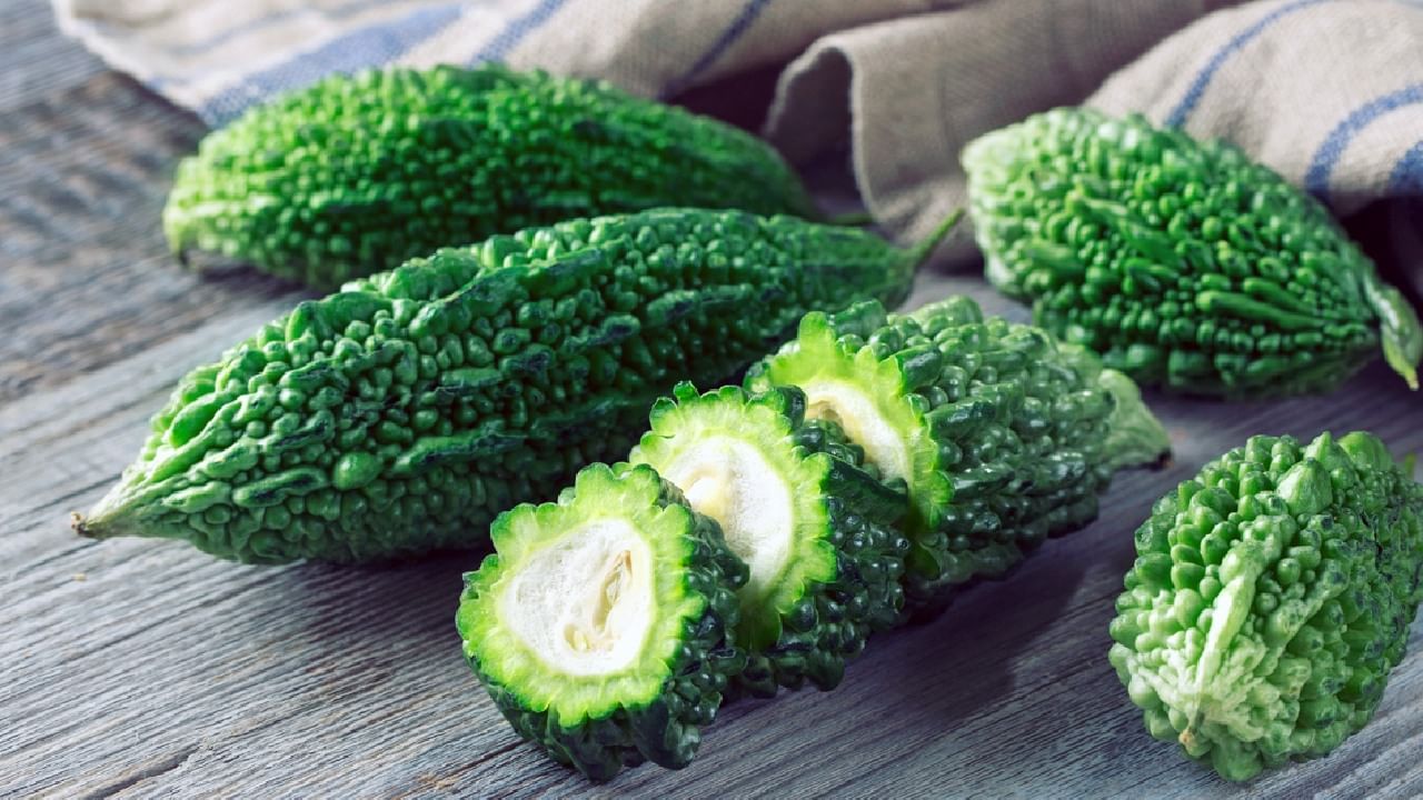 कडू कारलं कुणालाच आवडत नाही. मोजक्याच लोकांना ही भाजी आवडत असेल. तुम्ही आजवर कारलं खाण्याचे फायदे वाचले असतील. आज कारल्याच्या अति सेवनाने काय होतं ते बघुयात...