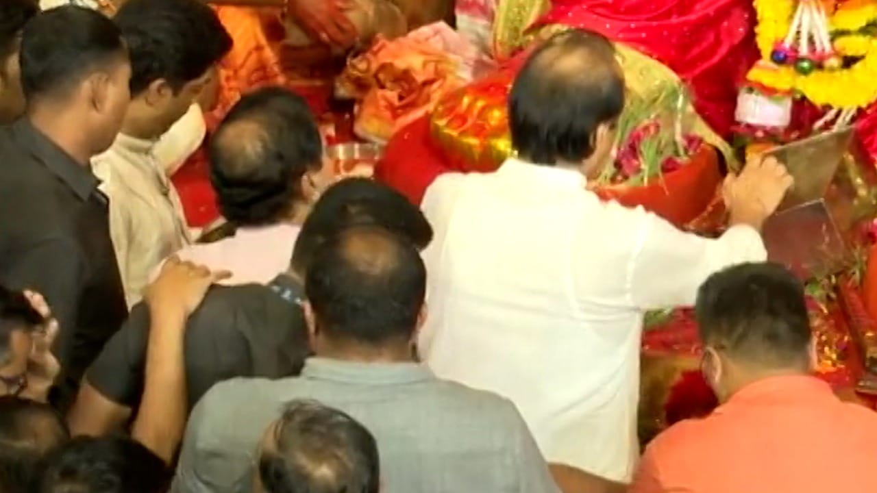 अजित पवार हे असे राजकारणी आहेत, जे सकाळीच उठून कामाला सुरुवात करतात. त्याप्रमाणे आज सकाळी त्यांनी सर्वप्रथम लालबागच्या राजाच दर्शन घेतलं.