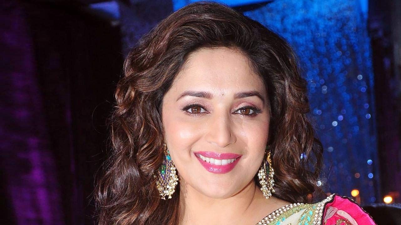 अभिनेत्री माधुरी दीक्षित (Madhuri Dixit) | अभिनेत्री माधुरी दीक्षित हिने अनेक सिनेमांमध्ये महत्त्वाची भूमिका बजावत चाहत्यांच्या मनावर राज्य केलं. 'दयावान' सिनेमात अभिनेत्री विनोद खन्ना (Vinod Khanna) यांच्यासोबत रोमान्स केला. त्यानंतर अभिनेत्रीने 'मोहब्बत' सिनेमात अभिनेता अक्षय खन्ना  (Akshay Khanna) याच्यासोबत देखील. रोमान्स केला. 