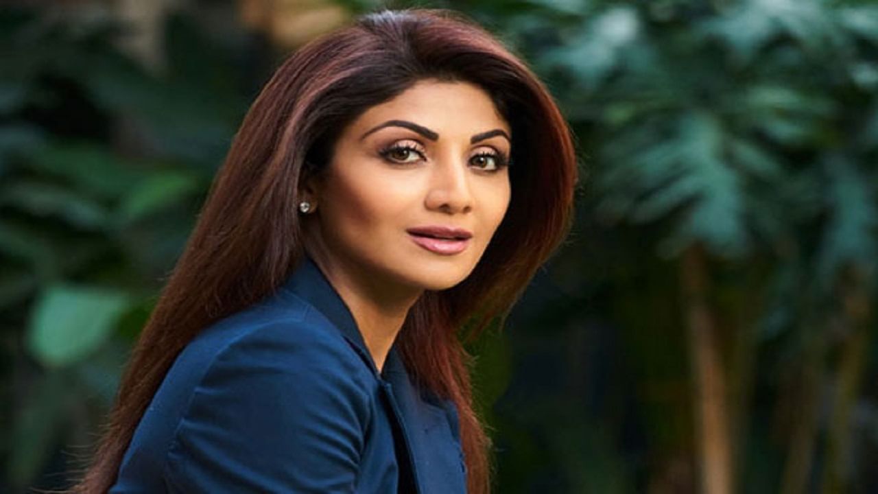 अभिनेत्री शिल्पा शेट्टी (Shilpa Shetty) | शिल्पा शेट्टी हिने ९० च्या दशकात अनेक हिट सिनेमांमध्ये काम केलं. अभिनेत्रीने  'बादशाह' सिनेमात महानायक अमिताभ बच्चन (Amitabh Bachchan) आणि 'फिर मिलेंगे' सिनेमात अभिषेक बच्चन (Abhishek Bachchan) सोबत रोमाँटिक केमेस्ट्री शेयर केली आहे. 