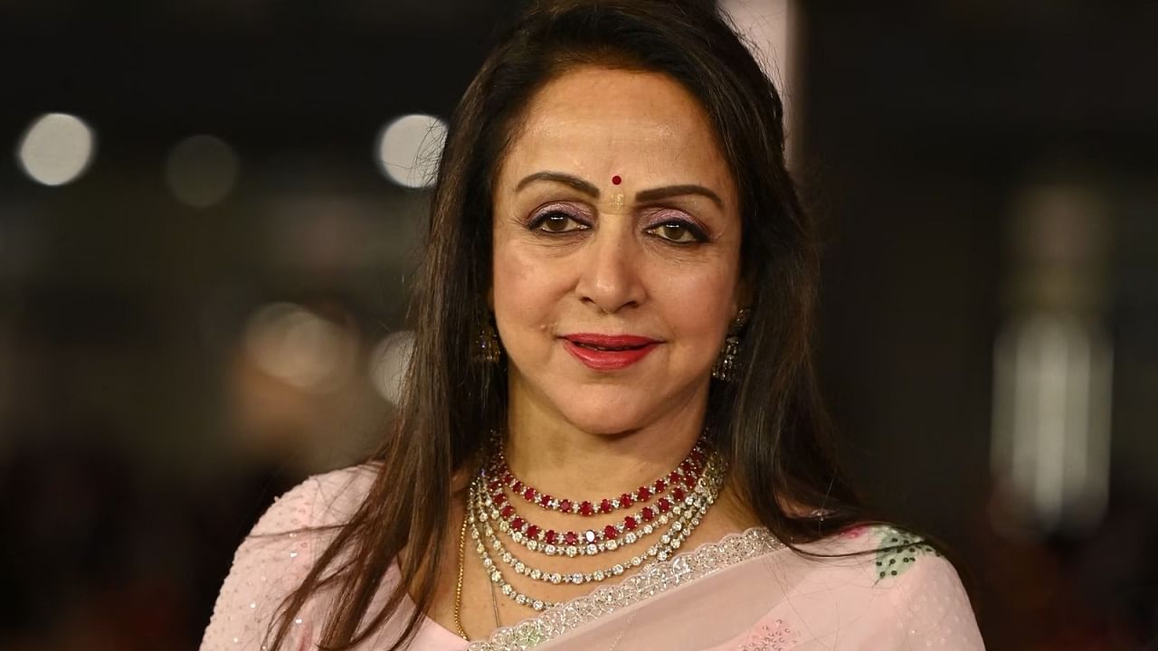 अभिनेत्री हेमा मालिनी (Hema Malini) | हेमा मालिनी यांनी देखील अनेक सिनेमांमध्ये महत्त्वीची भूमिका साकारली आहे.  त्यांनी 'सौदागर' सिनेमात अभिनेते राज कपूर यांच्यासोबत काम केलं, तर अभिनेते  ऋषी कपूर (Rishi Kapoor) यांच्यासोबत देखील मोठ्या पडद्यावर रोमान्स केला. 