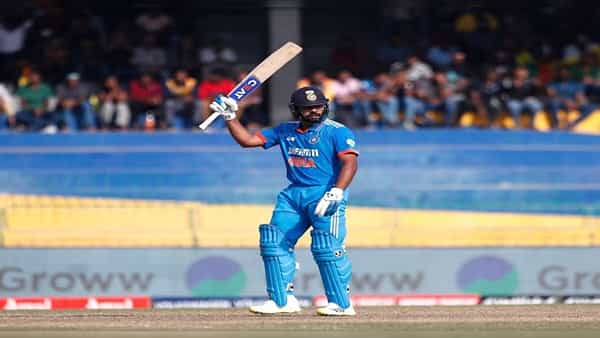 रोहित शर्मा याने आशिया कप 2023 मध्ये श्रीलंका विरुद्ध अर्धशतक ठोकलं. रोहितचं हे या स्पर्धेतील सलग तिसरं अर्धशतक ठरलं. रोहितने याआधी पाकिस्तान आणि नेपाळ विरुद्ध अर्धशतक केलं होतं. या दरम्यान रोहितने मोठा विक्रम केला आहे. रोहितने वनडे क्रिकेटमध्ये 10 हजार एकदिवसीय धावांचा टप्पा पार केला. रोहित वनडे क्रिकेटमध्ये 10 हजार धावा पूर्ण करणारा सहावा भारतीय ठरला आहे. रोहितने श्रीलंका विरुद्ध 22 धावा करताच त्याने मानाच्या यादीत एन्ट्री केली. रोहितने श्रीलंकेचा बॉलर कसून राजिथा याच्या बॉलिंगवर सिक्स ठोकून 10 हजार धावांचा आकडा पार केला.