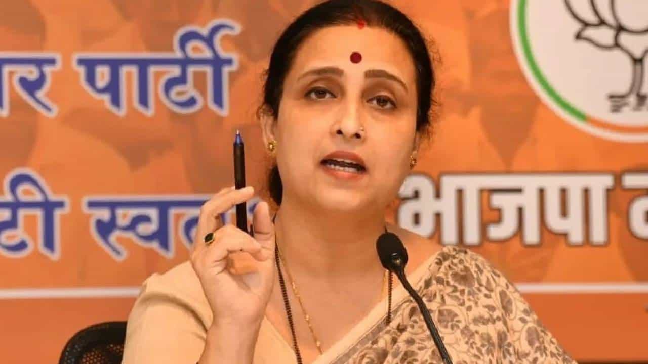 'पनवती'वर पलटवार, चित्रा वाघ थेटच म्हणाल्या, देश की गॅरेंटी मोदी अन् राहुल गांधी म्हणजे...