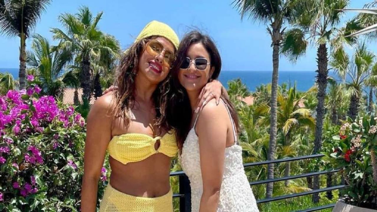 प्रियांका आणि परिणीती बॉलिवूडच्या प्रसिद्ध अभिनेत्रींपैकी एक आहेत. दोघींनी देखील अनेक सिनेमांमध्ये महत्त्वाची भूमिका साकारत चाहत्यांचं मनोरंजन केलं. सोशल मीडियावर देखील दोघींच्या चाहत्यांची संख्या फार मोठी आहे.  