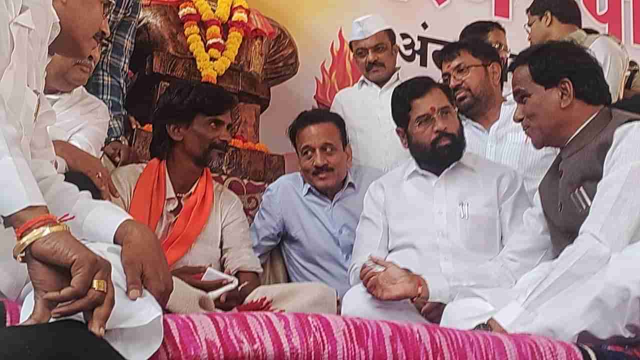 Maratha Andolan : बाबा, तुझं पोरगं लय भारी आहे; जरांगे पाटील यांच्या वडिलांना मुख्यमंत्री असं का म्हणाले?