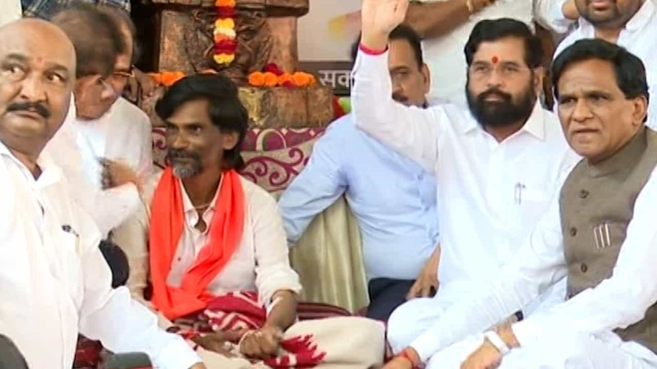 मनोज जरांगे पाटील यांचं उपोषण अखेर आज सुटलं. त्यांच्या उपोषणाचा आज 17 वा दिवस होता. मनोज जरांगे पाटील मराठा आरक्षणाच्या मागणीसाठी उपोषणाला बसले होते.