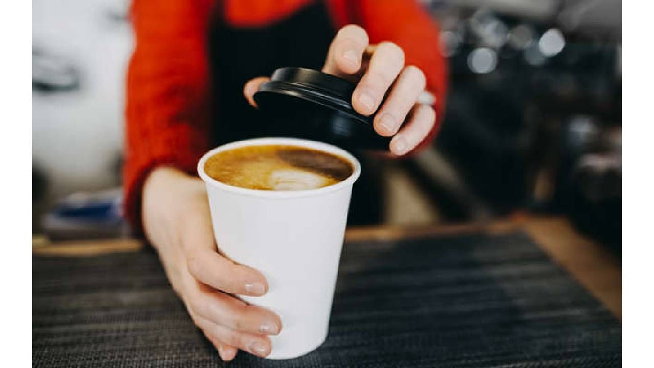 कॉफी, चहा, फ्रिजी ड्रिंक्स म्हणजे सोडा ड्रिंक्स, चॉकलेट तुमची झोप उडवू शकते. ज्या गोष्टींमध्ये कॅफिन असते त्या गोष्टी आपल्याला तणावात टाकतात. तणाव कमी करायचा असेल तर झोपायच्या वेळी या गोष्टी खाणे-पिणे टाळा.