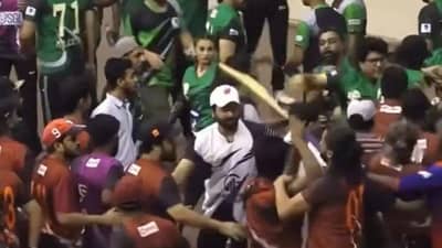 VIDEO : क्रिकेटच्या मैदानात दोन संघांमध्ये तुफान हाणामारी , पंचांनी दिला असा निर्णय की थेट हमरीतुमरी