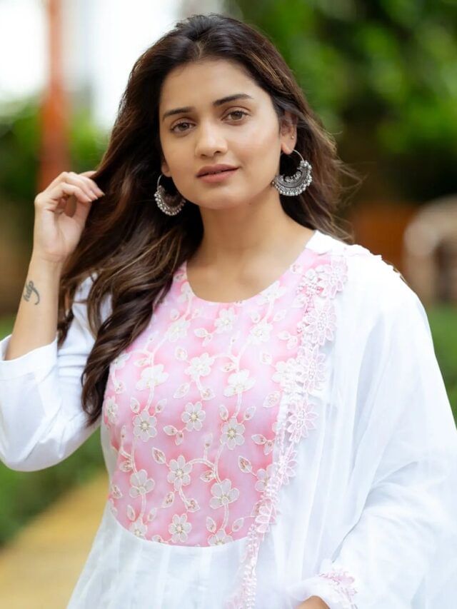 Actress Hruta Durgule Photo : हृता दुर्गुळेचा हटके अंदाज Actress Hruta Durgule Photo : हृता दुर्गुळेचा हटके अंदाज