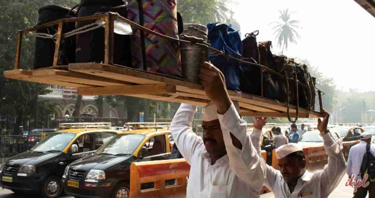 मुंबईचे डब्बेवाले नुसता डब्बा पोहचवत नाहीत तर प्रेम पत्रं, किराणा सामानाची यादी, सॉरी लिहीलेले संदेशही पोहचवतात